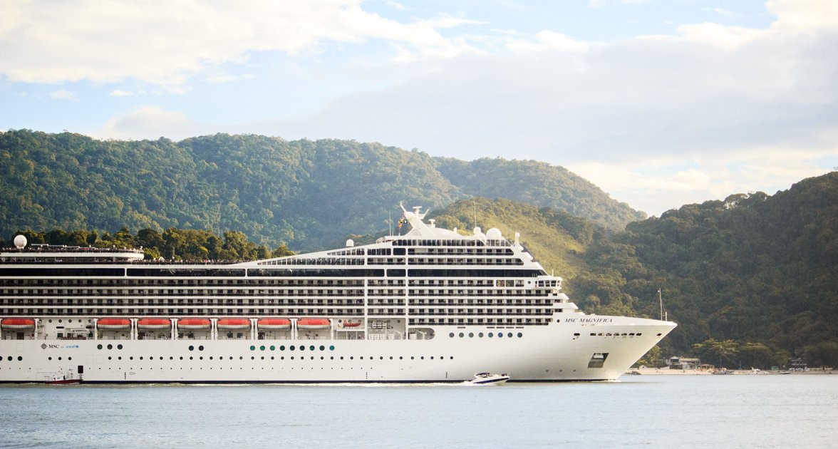 What You Need to Know Before Booking a Holiday Cruise